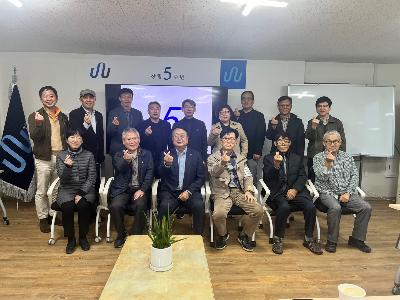 5주년 단체사진.jpg